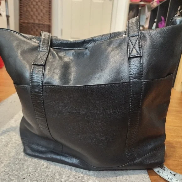 EUC Wilsons Leather Black Shoulder Bag - Picture 3 of 14